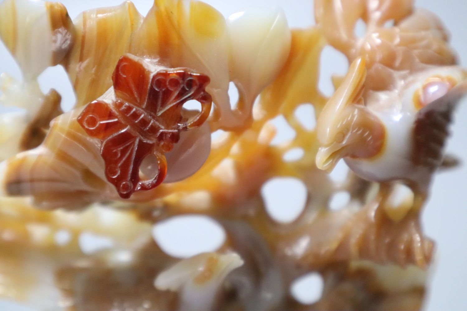 A Chinese agate model of a tree and birds, 19cm high